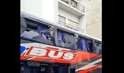 Ônibus do Peñarol-URU teve os vidros quebrados depois de esbarrar em galhos durante manobra em Buenos Aires