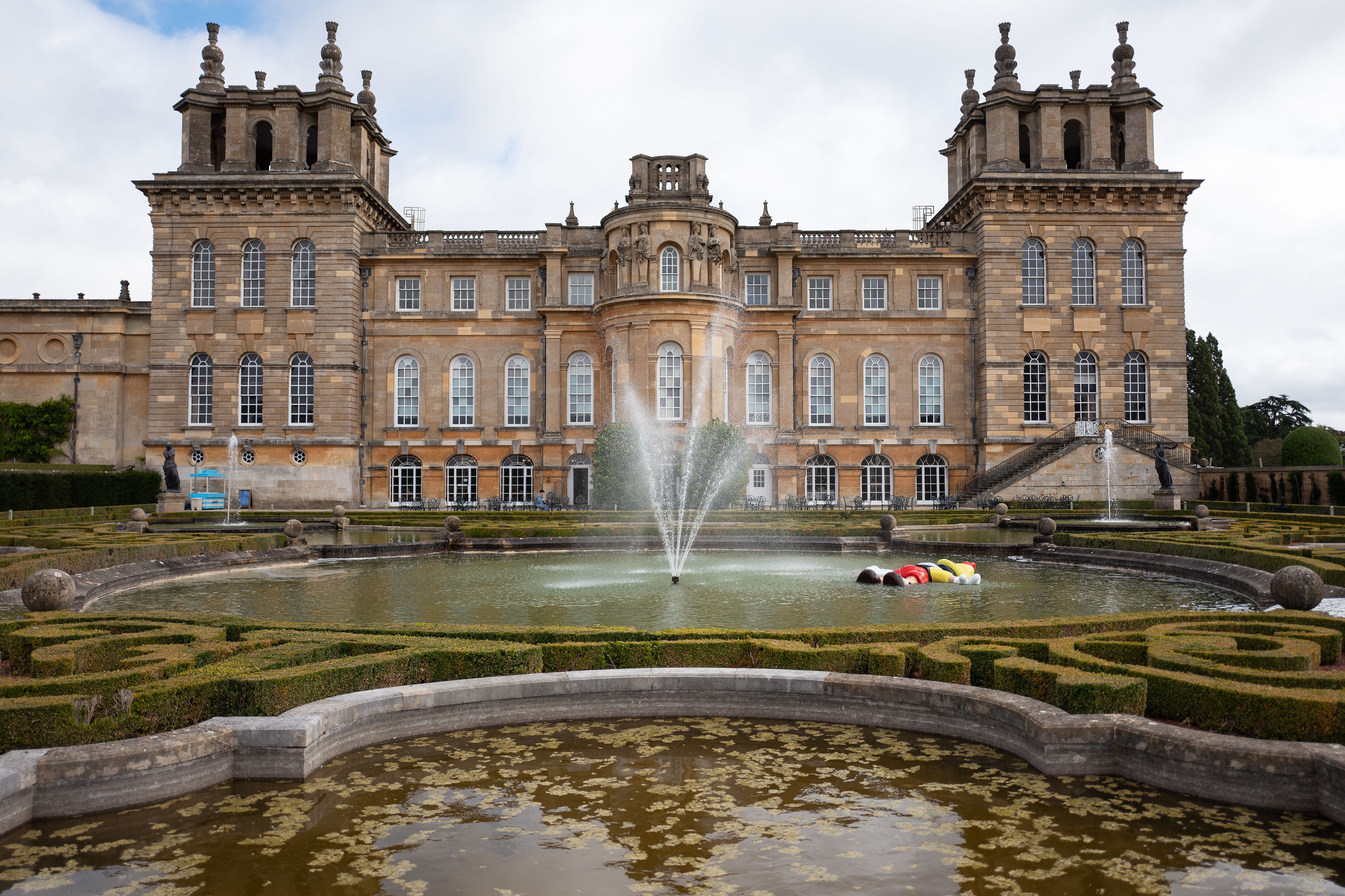 Imagem do Palácio de Blenheim na qual pode ser vista "Daddy, Daddy", uma recriação em grande escala do personagem da Disney Pinóquio, que está se afogando no lago do Palácio, criada pelo artista Maurizio Cattelan. / Leon Neal/Getty Images