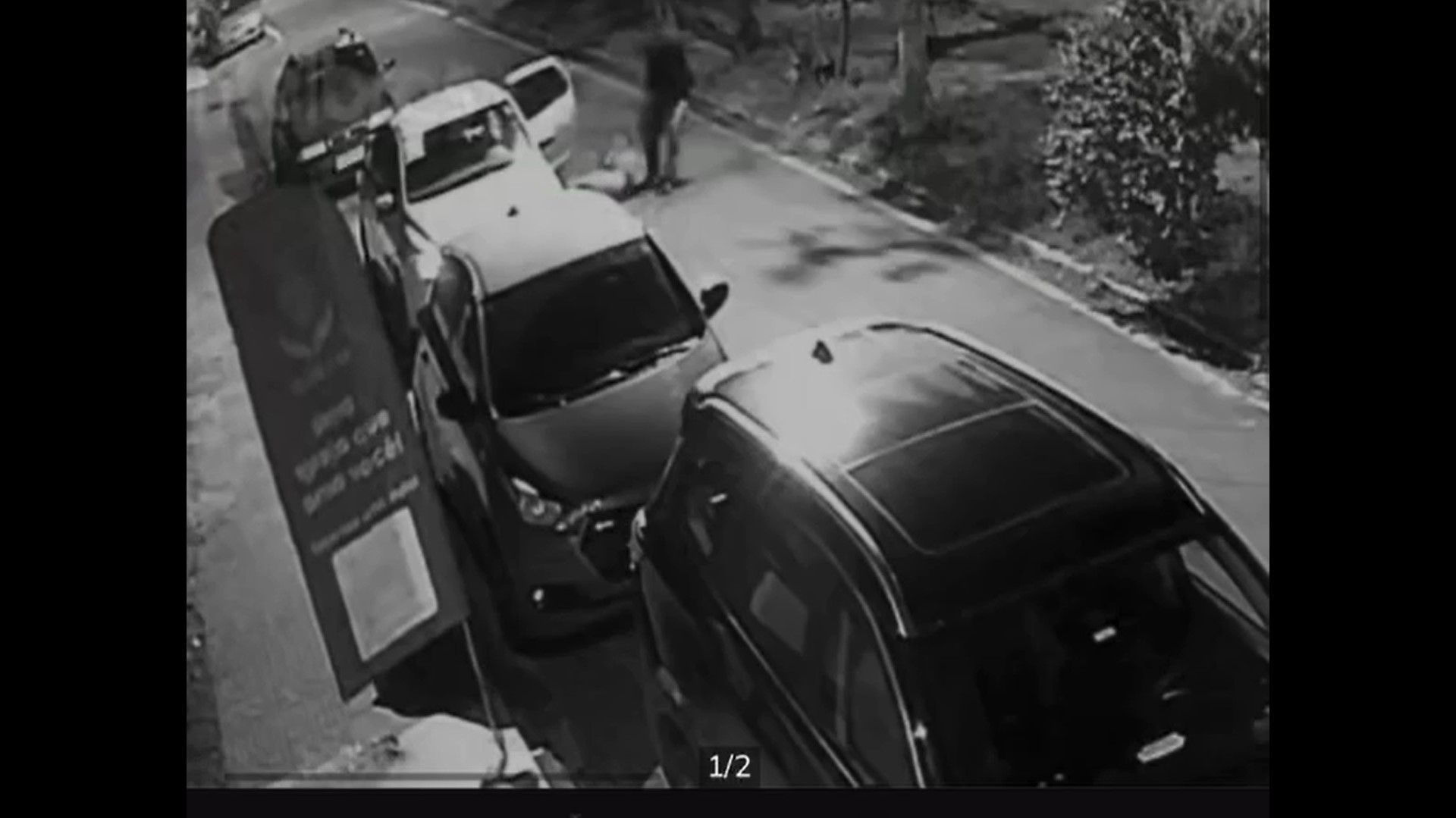 Momento em que as vítimas são retiradas do carro pelo motorista de aplicativo