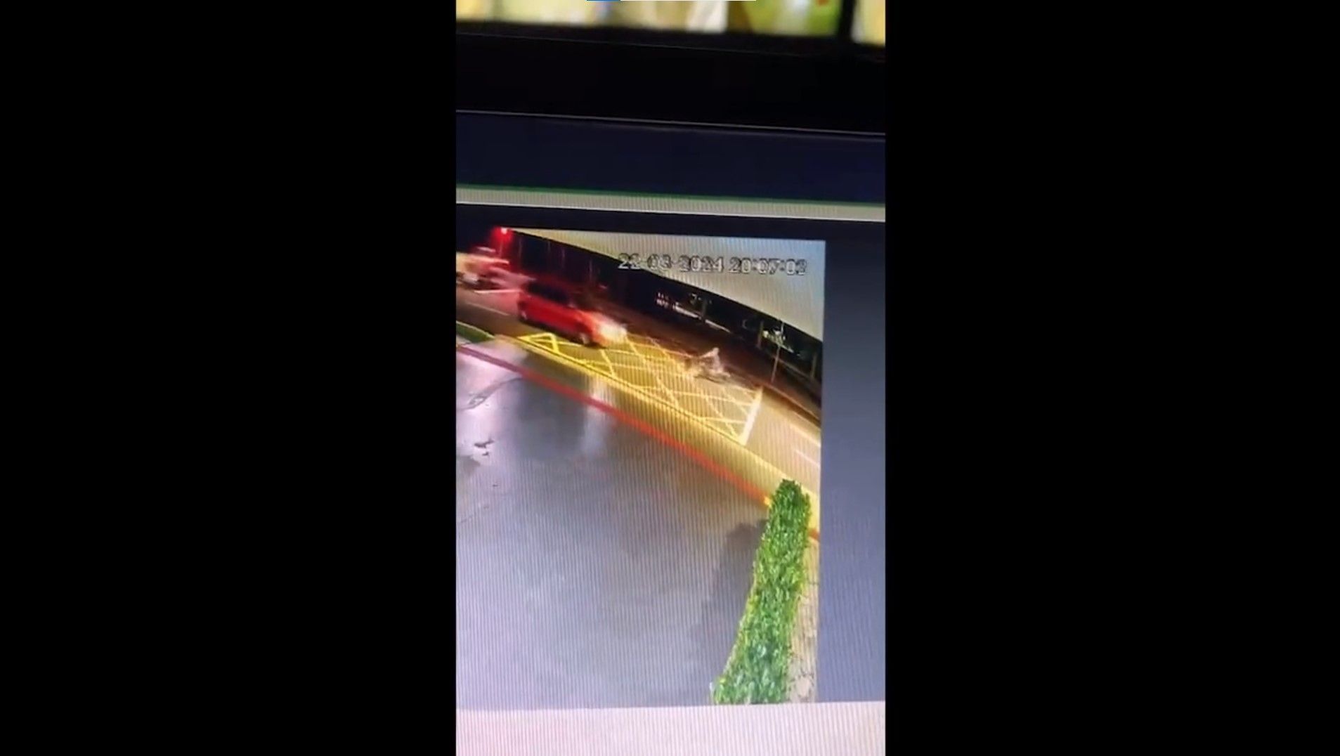 Câmera de segurança flagrou o momento em que o motoqueiro é atingido pelo Porsche