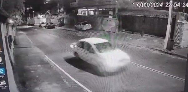 Câmeras de segurança flagraram carro da família circulando momentos antes de ser atingido por disparos / Reprodução/Polícia Civil
