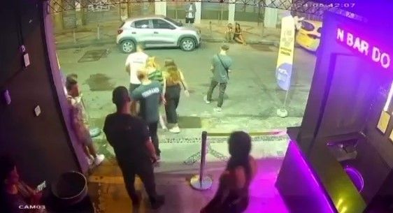 Imagens mostram vítima deixando boate em companhia dos seguranças do local / Reprodução