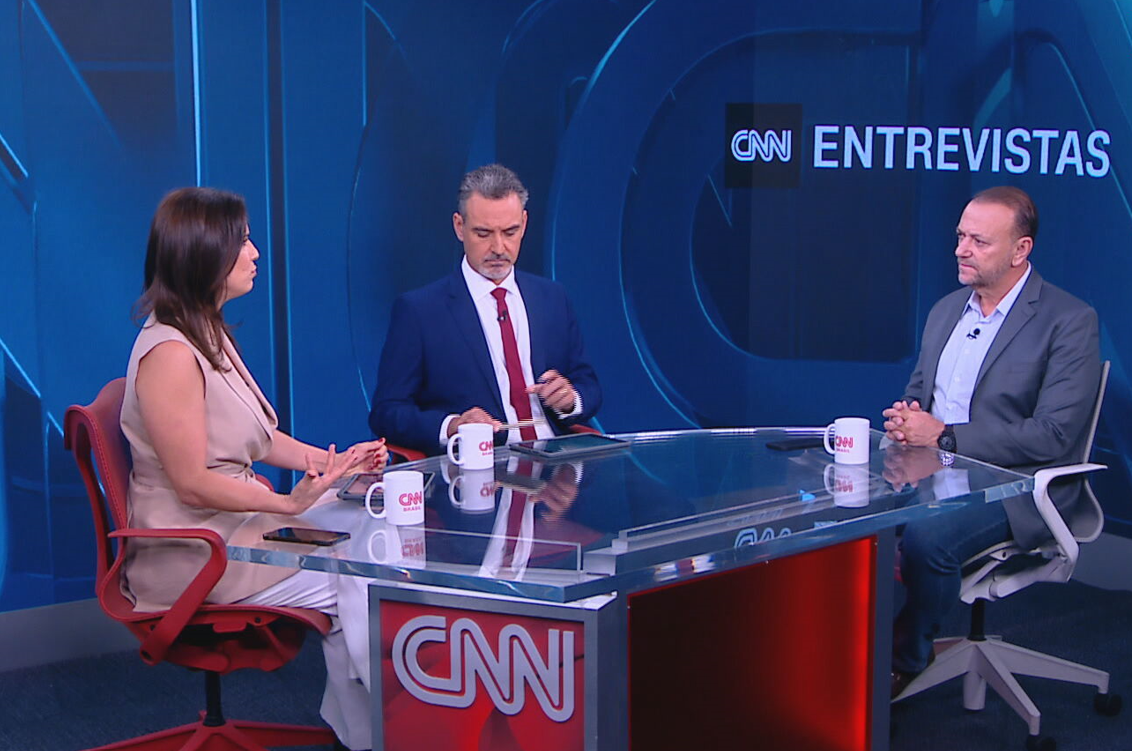 Os analistas da CNN Clarissa Oliveira e Pedro Venceslau entrevistam o prefeito de Araraquara (SP), Edinho Silva