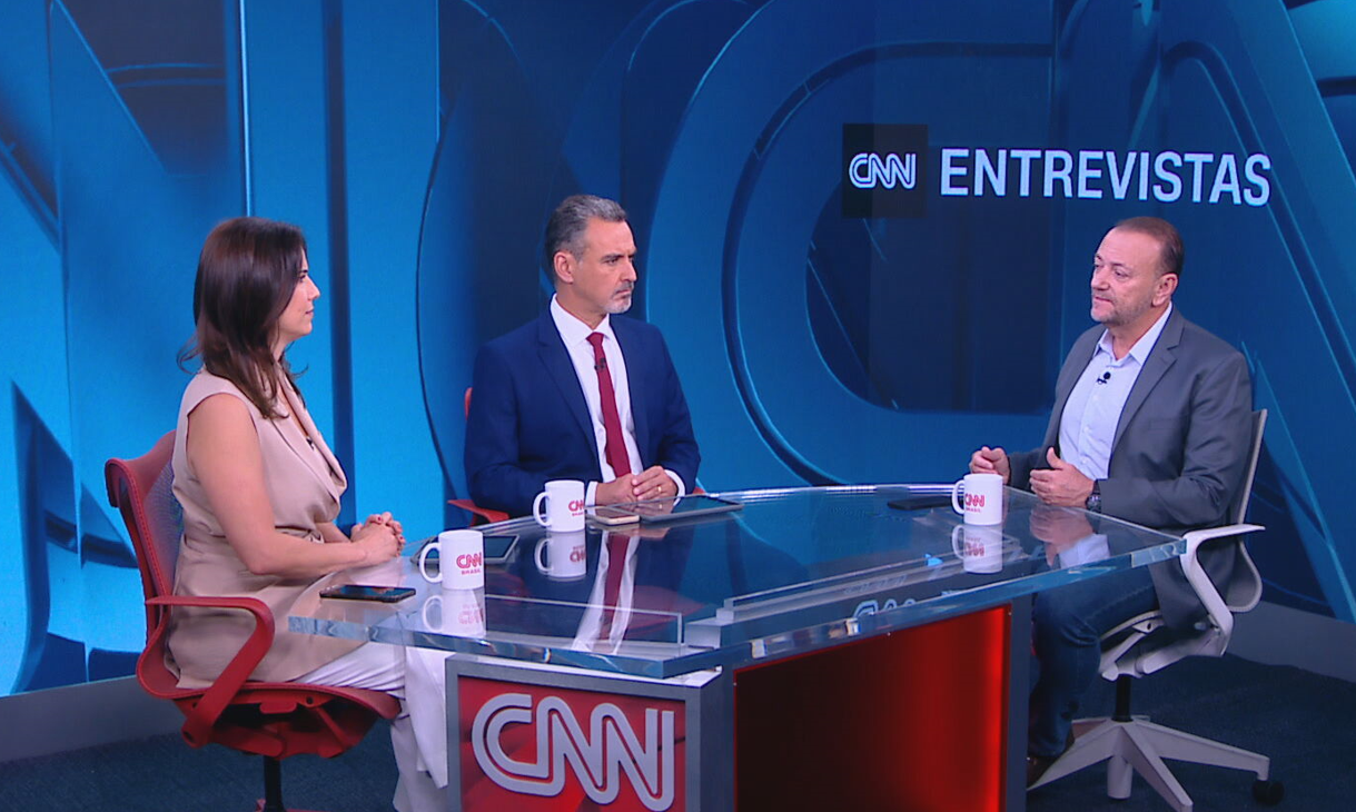O prefeito de Araraquara (SP), Edinho Silva (PT), é entrevistado pelos analistas da CNN Clarissa Oliveira e Pedro Venceslau
