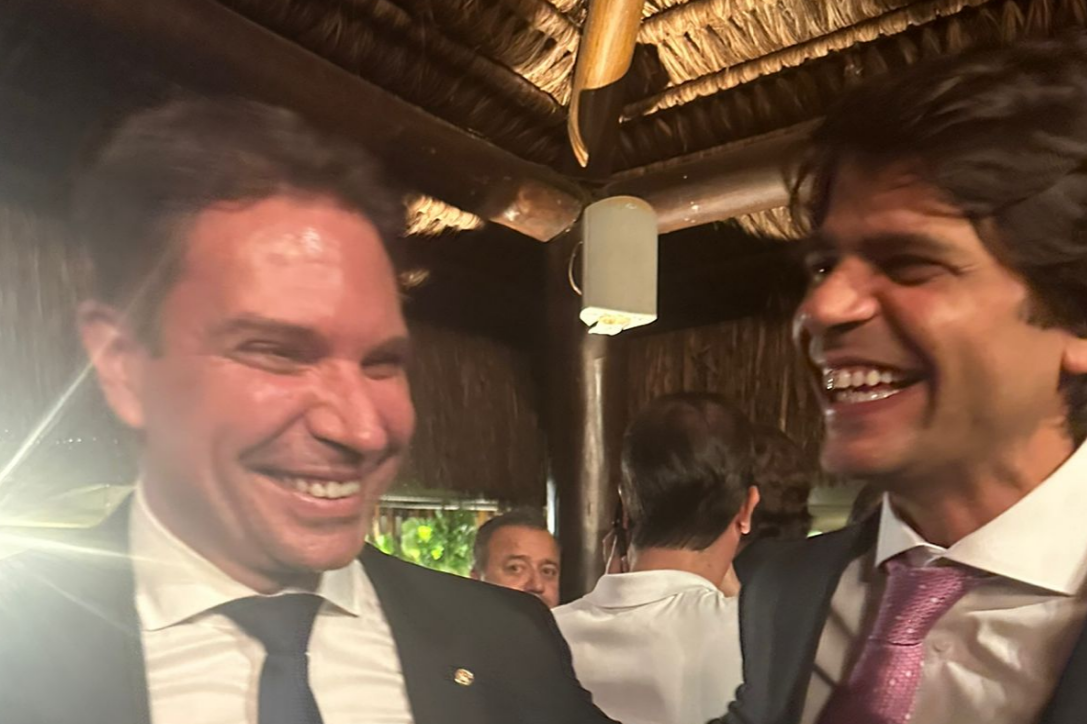 Os deputados Alexandre Ramagem e Pedro Paulo na festa de Marcos Pereira / Arquivo Pessoal