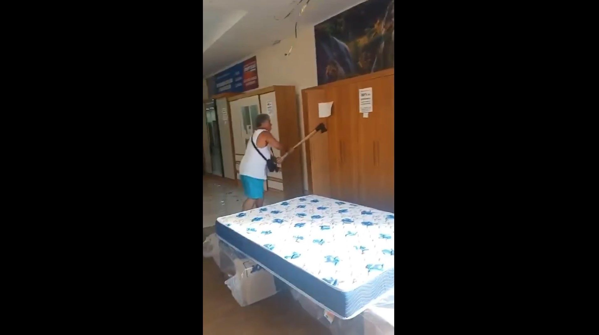 Cliente invade loja e quebra móveis com um machado