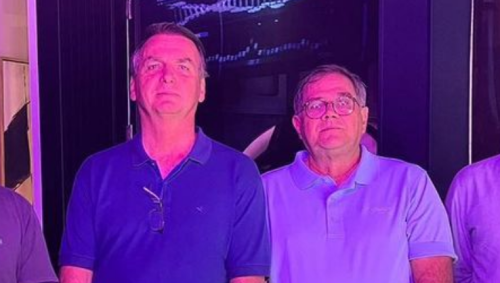 O ex-presidente Jair Bolsonaro em foto com o médico Ricardo Camarinha em Orlando, nos Estados Unidos