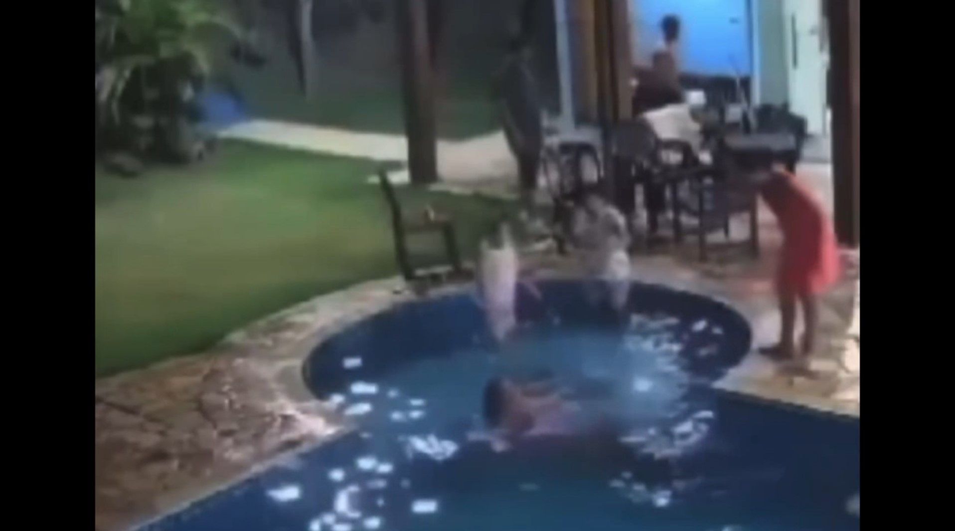 Vídeo mostra o momento em que a mulher cai na piscina durante a própria festa de casamento