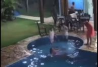 Vídeo mostra momento em que noiva cai na piscina durante casamento; vítima morreu