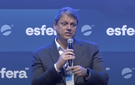 O governador de São Paulo, Tarcísio de Freitas, durante evento do Esfera Brasil, nesta segunda (22), em São Paulo