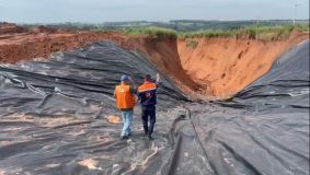 Técnicos fazem vistoria em cratera no interior de São Paulo