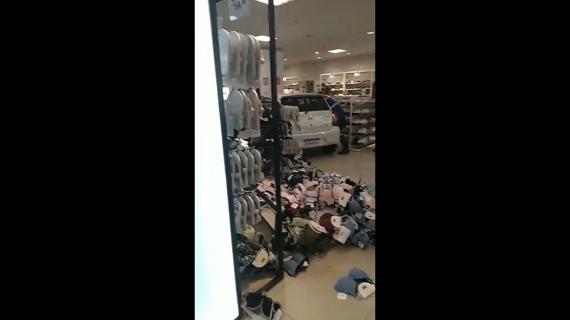 Loja do Shopping Barra, em Salvador (BA), ficou danificada após ser atingida por um carro