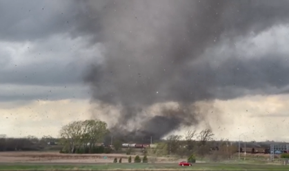 Tornados atingem Estados Unidos; equipes realizam buscas em meio a tempestade