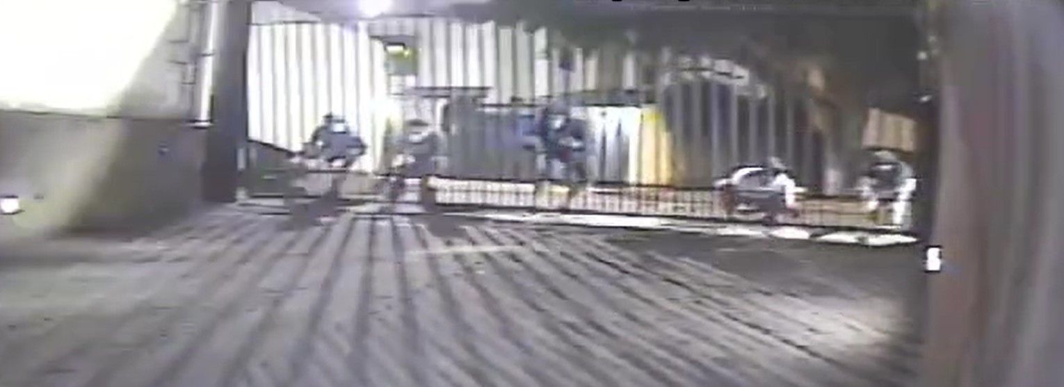 Imagem de destaque do post: Adolescentes estouram portão para furtar bicicletas de condomínio em Moema; veja vídeo