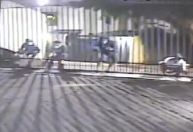 Adolescentes estouram portão para furtar bicicletas de condomínio em Moema; veja vídeo