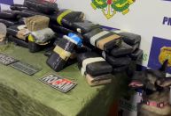Cadela da PM encontra droga escondida em latas de sardinha em barco no Amazonas