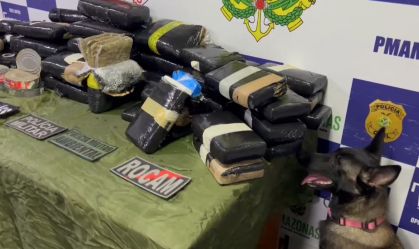 Cadela da PM encontra droga escondida em latas de sardinha em barco no Amazonas