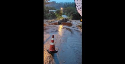 Momento em que a ponte é arrastada pela água no interior do Rio Grande do Sul