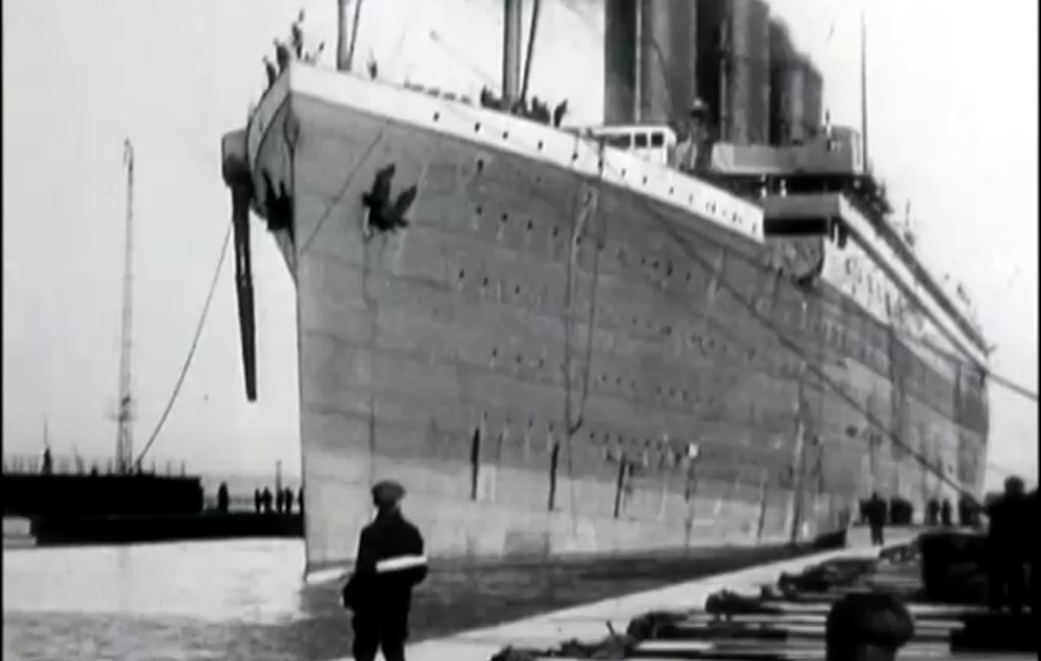 Relógio de ouro e bolsa de violino do Titanic são leiloados na Inglaterra / REUTERS