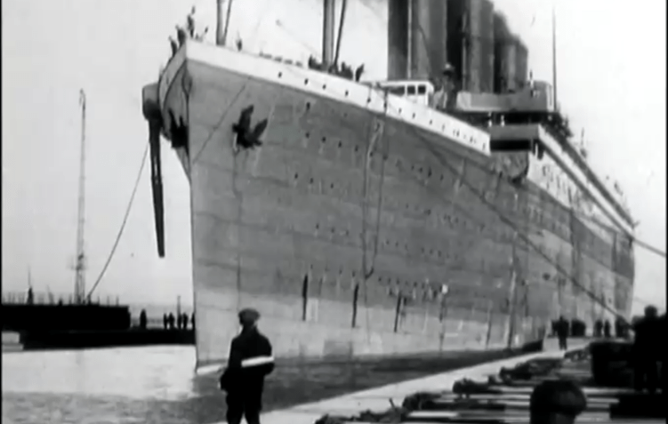 Relógio de ouro e bolsa de violino do Titanic são leiloados na Inglaterra / REUTERS
