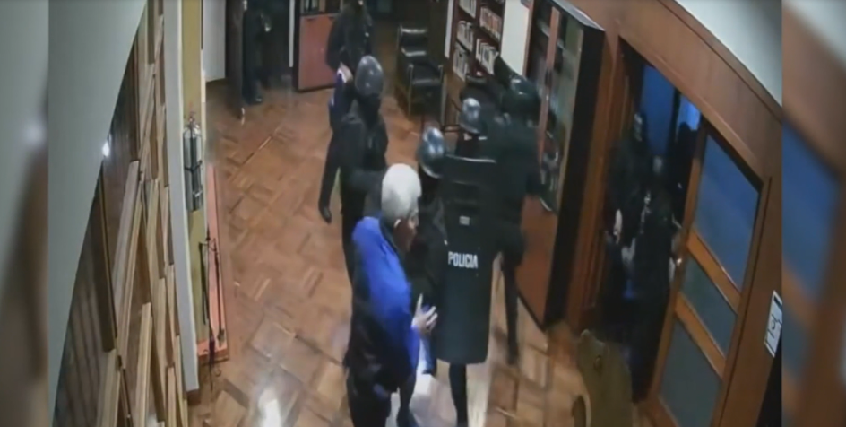 Presidente do México revela vídeo do momento da invasão à embaixada do México em Quito / Reprodução