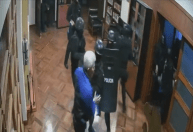 Presidente do México revela vídeo do momento da invasão à embaixada do país