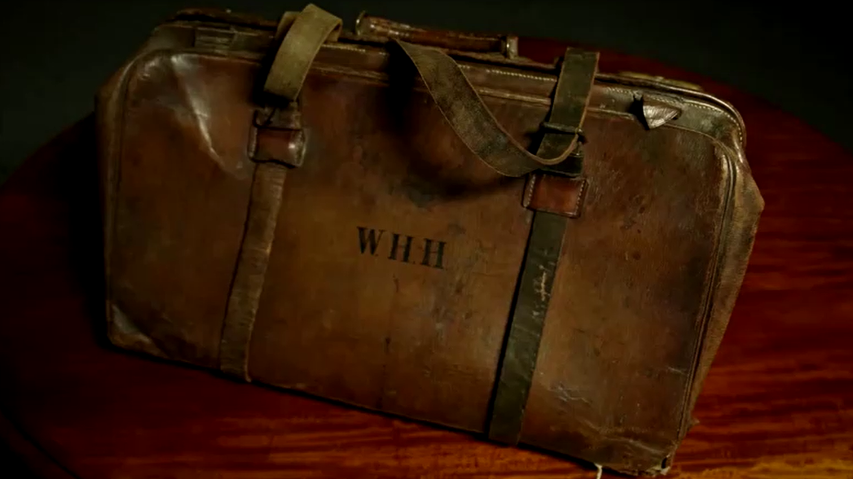Relógio de ouro e bolsa de violino do Titanic são leiloados na Inglaterra / REUTERS