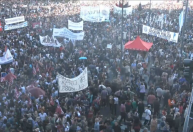 Estudantes e professores vão às ruas contra congelamento de orçamento em universidades da Argentina