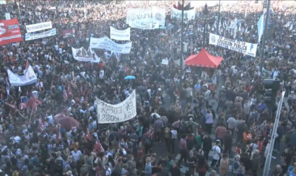 Estudantes e professores vão às ruas contra congelamento de orçamento em universidades da Argentina