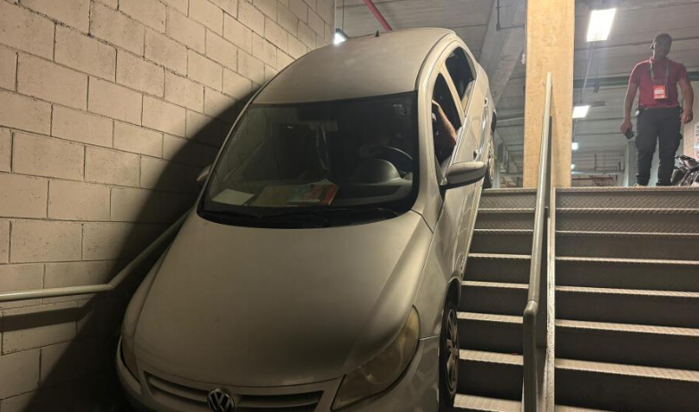 Carro ficou preso na escadaria do estádio / Guilherme Piu / Itatiaia