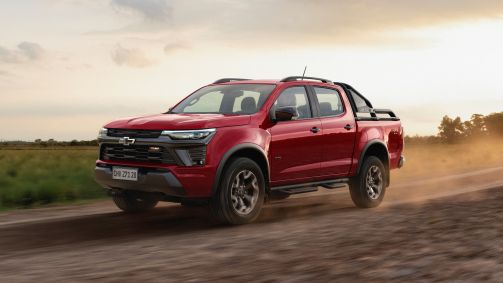Nova Chevrolet S10 na cor vermelho Scarlet é vista na apresentação em pista de terra