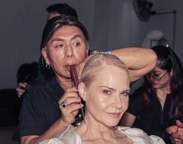 Claudia Lins e Célso Kamura no desfile do estilista João Pimenta