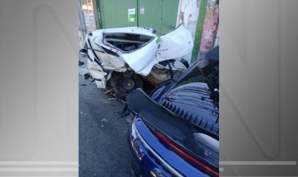 Porsche destruído em acidente em SP. Motorista de veículo atingido morreu.