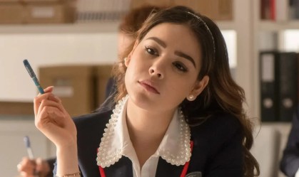 Danna Paola em seu papel como a adolescente Lucrécia em "Elite"
