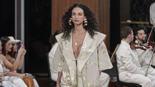 Debora Nascimento desfila pela Aluf na abertura da SPFW N57