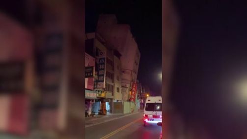 Prédio pende para frente após terremoto em Taiwan