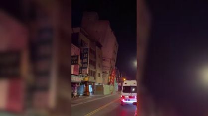 Prédio pende para frente após terremoto em Taiwan