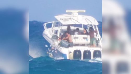 Jovens são flagrados jogando lixo no mar da Flórida