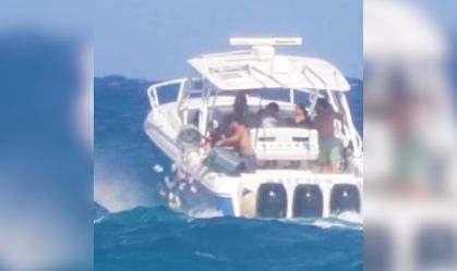 Jovens são flagrados jogando lixo no mar da Flórida