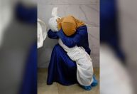 Imagem de mulher palestina segurando corpo de sobrinha ganha prêmio mundial de fotografia