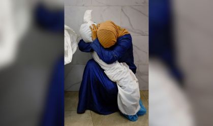 Imagem de mulher palestina segurando corpo de sobrinha ganha prêmio mundial de fotografia