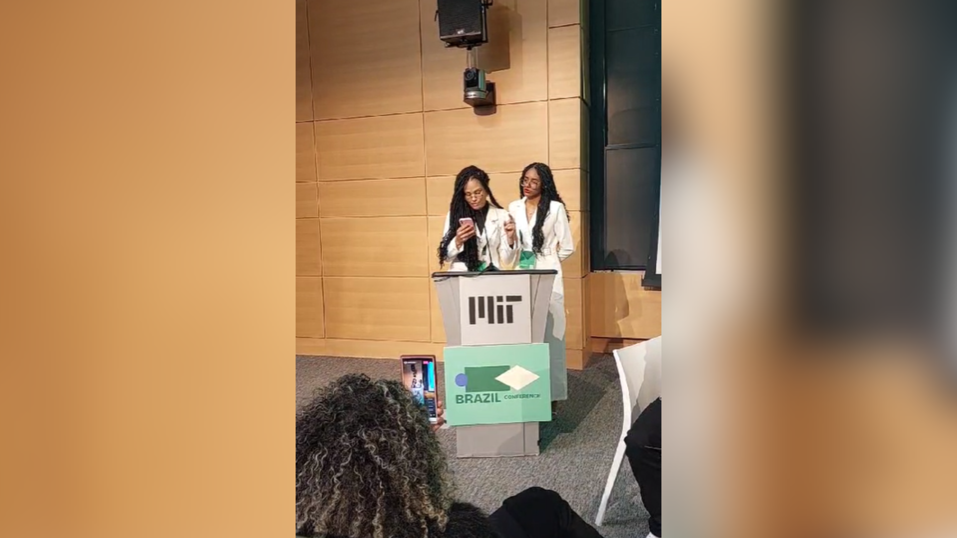 Naira Santa Rita durante conferência em Harvard