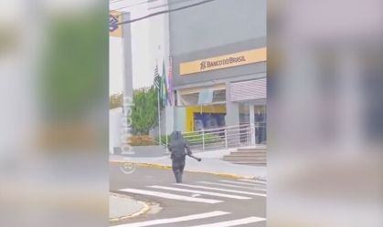 Agência bancária é invadida por criminosos com explosivos no interior de SP