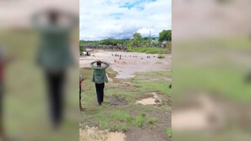 Vídeo flagra caminhão sendo arrastado por rio no Quênia