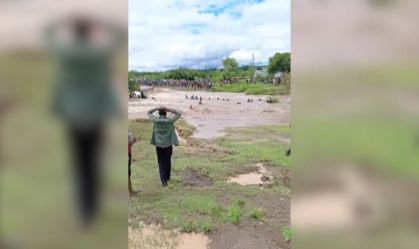 Vídeo flagra caminhão sendo arrastado por rio no Quênia