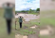 Vídeo flagra momento em que rio arrasta caminhão cheio de pessoas no Quênia