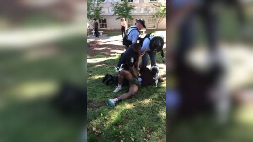 Policiais usam taser contra manifestante em protesto pró-Palestina em universidade nos Estados Unidos