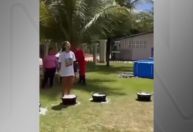 Influencers ficam feridos após queimarem os pés com gelo e sal em desafio nas redes