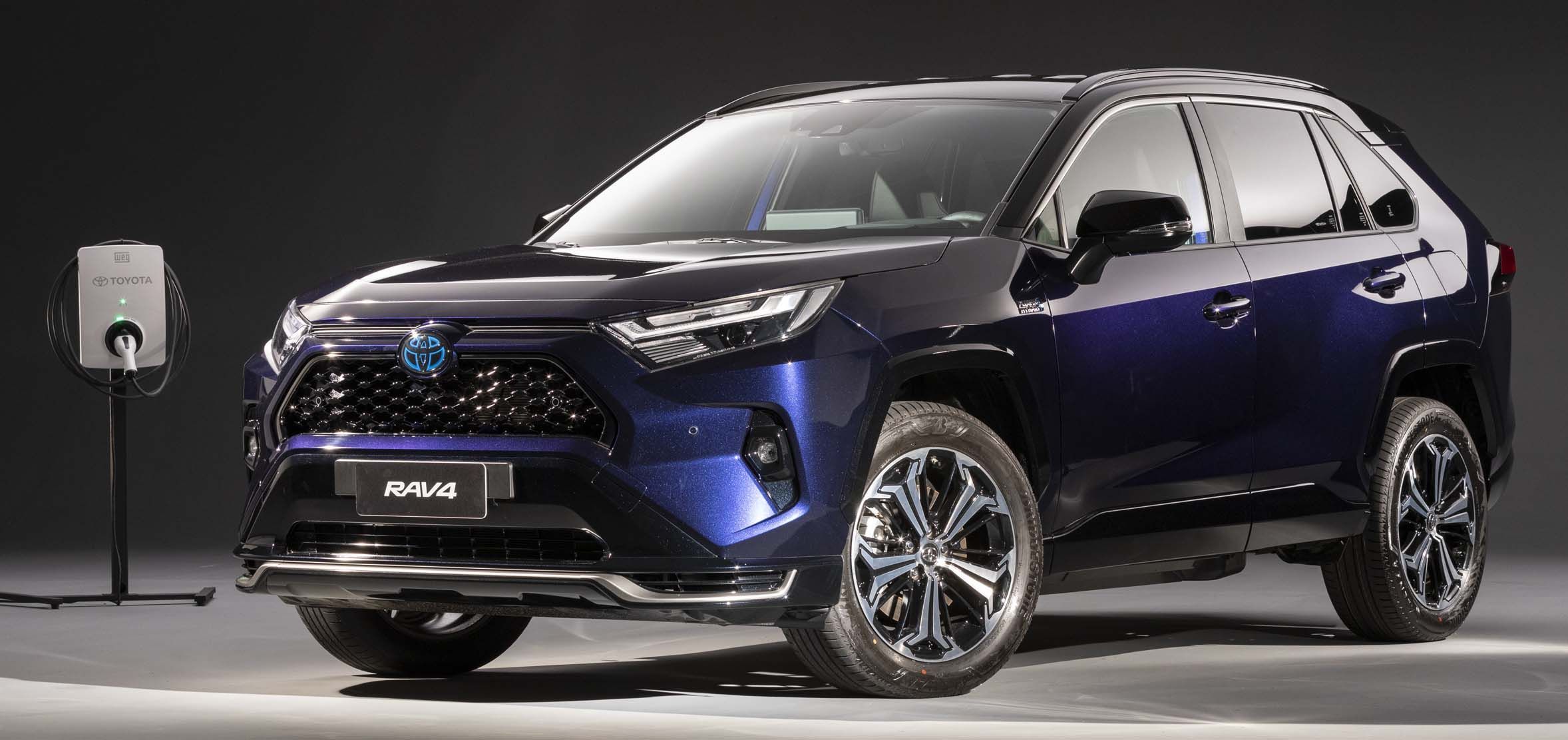 Toyota RAV4 Plug-in Hybrid desembarca no Brasil por R$ 399.990 (versão XSE), nas cores azul topázio e vermelho Emoção, além de branco, prata e cinza, sempre com teto preto • Divulgação/Toyota