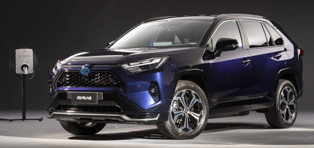 Toyota RAV4 PHEV é SUV híbrido visto na cor azul no lançamento no Brasil
